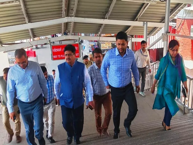 लखनऊ : डीआरएम ने किया आलम नगर रेलवे स्टेशन का निरीक्षण