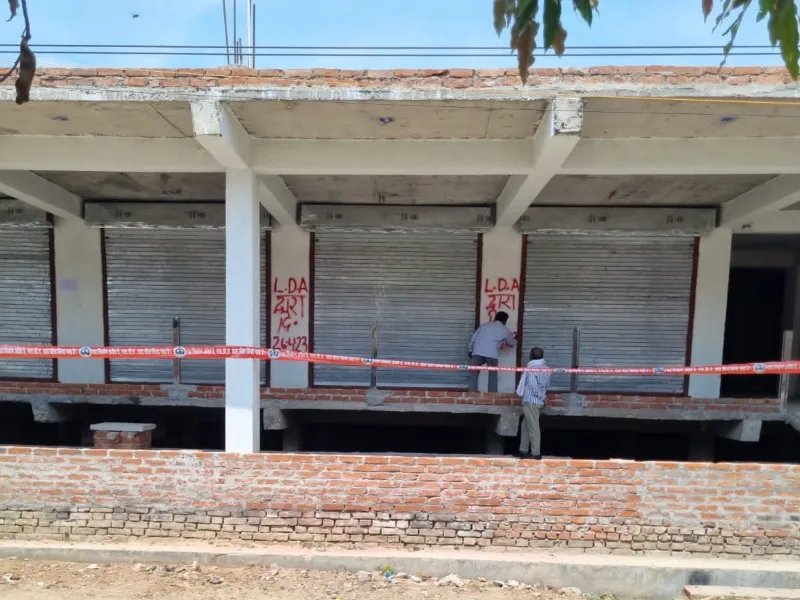 LDA In Action : कालोनी का निर्माण ध्वस्त, निर्माणाधीन कॉम्पलेक्स सील