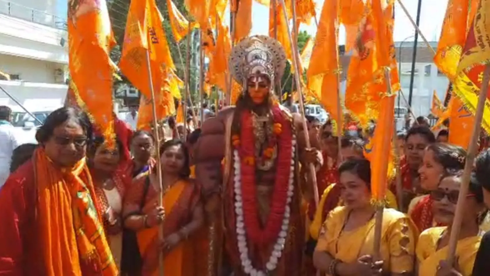 बरेली : हनुमान जन्मोत्सव के उपलक्ष में जैन मंदिर से निकाली गई ध्वजा यात्रा, सुंदर-सुंदर झांकियों ने बढ़ाई शोभा 