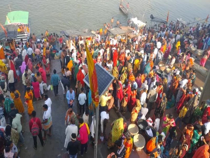 रायबरेली: चैत्र पूर्णिमा पर लाखों श्रद्धालुओं ने गंगा में लगाई डुबकी, पूजा-अर्चना कर मांगी मन्नत