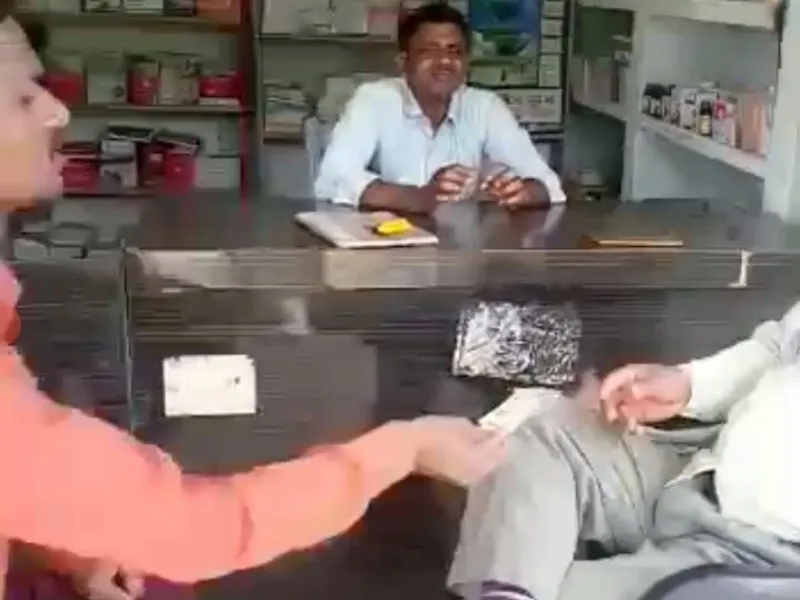 Viral video : प्रयागराज में लेखपाल का पैसे लेते वीडियो वायरल, देखिये क्या हो रही बात 