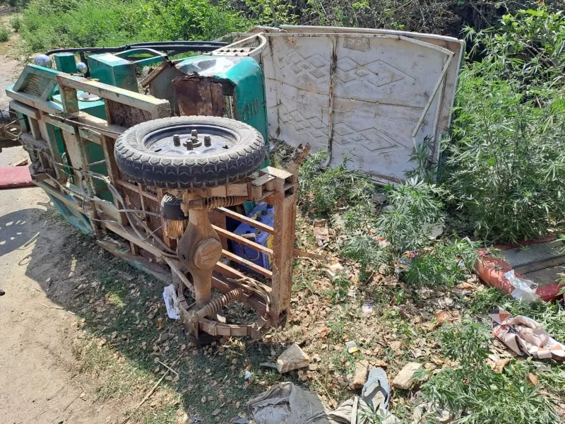 सीतापुर: ट्रेवलर और ई-रिक्शा में जोरदार टक्कर, कई लोग गंभीर रूप से घायल