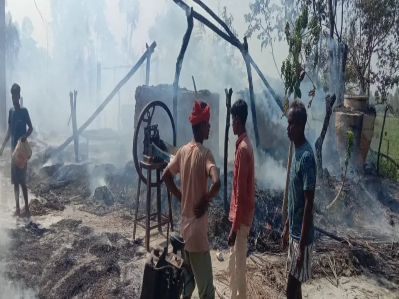 बाराबंकी में चूल्हे की चिंगारी से लगी भीषण आग, एक दर्जन से अधिक छप्परनुमा घर जलकर राख