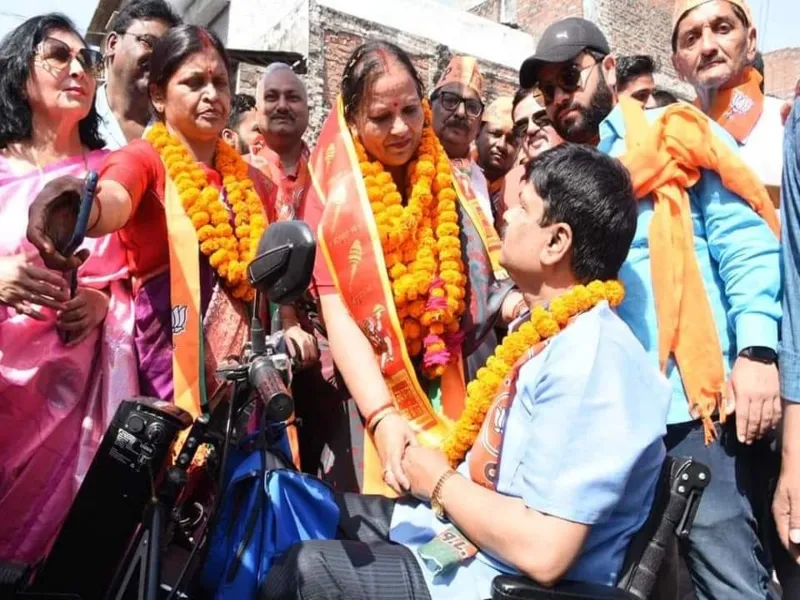 लखनऊ: मेयर प्रत्याशी सुषमा खरकवाल ने मनकामेश्वर मंदिर में किया जलाभिषेक, मांगी जीत की मनौती