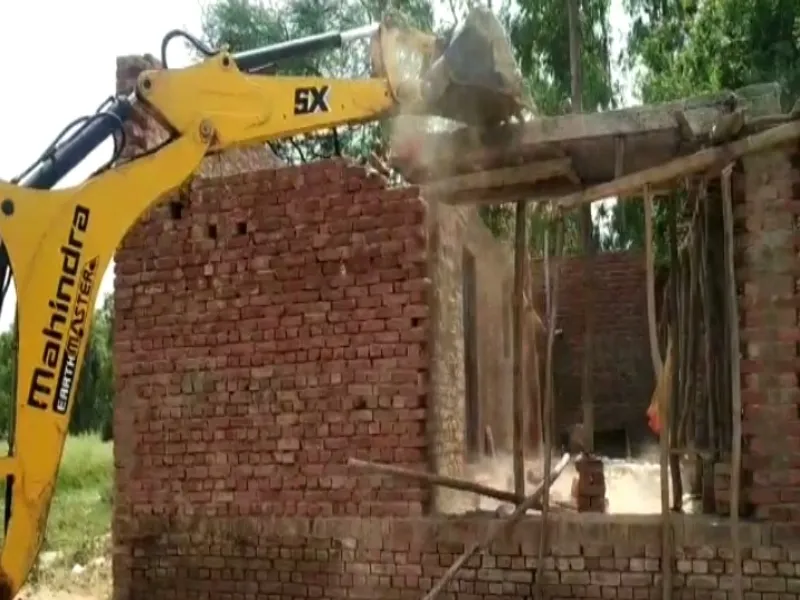 अमेठी में गरीब के आशियाने पर चला बुल्डोजर, मकान मालिक का आरोप नहीं दिया नोटिस  