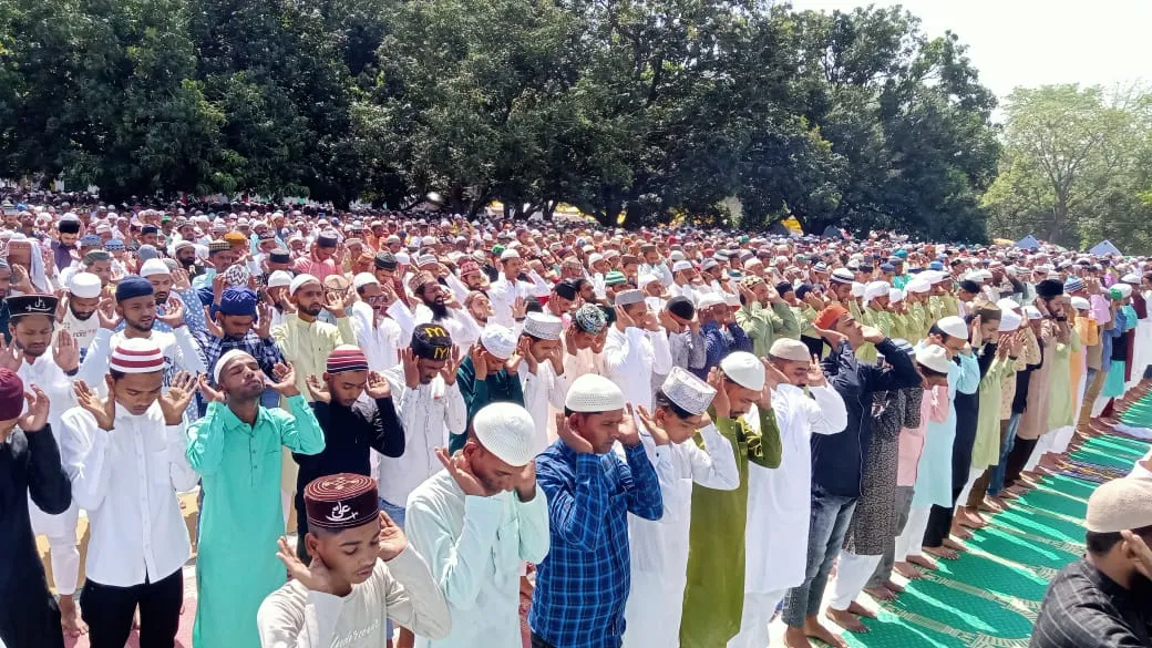 पीलीभीत: अकीदत से अदा हुई ईद की नमाज, पुख्ता रहे सुरक्षा के इंतजाम