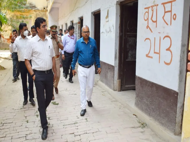 प्रयागराज: मतदान केंद्रों का जिलाधिकारी ने किया निरीक्षण, दिए जरूरी निर्देश
