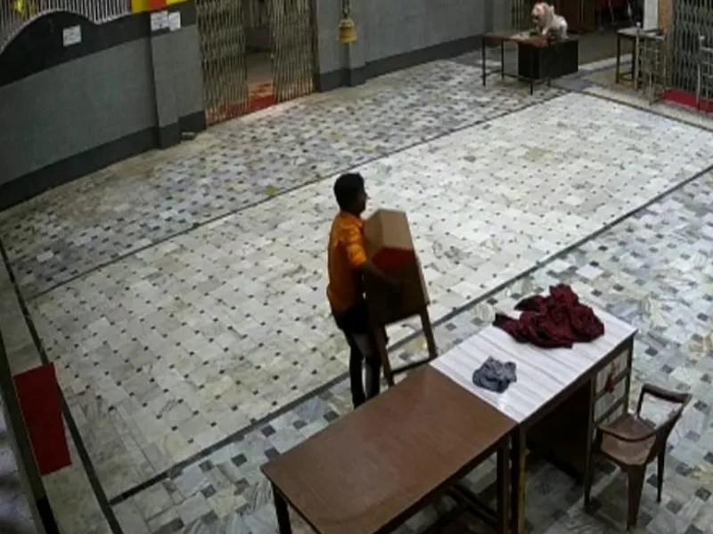 बहराइच: मंदिर का दान पात्र उठा ले गए चोर, सीसीटीवी में कैद हुई घटना 