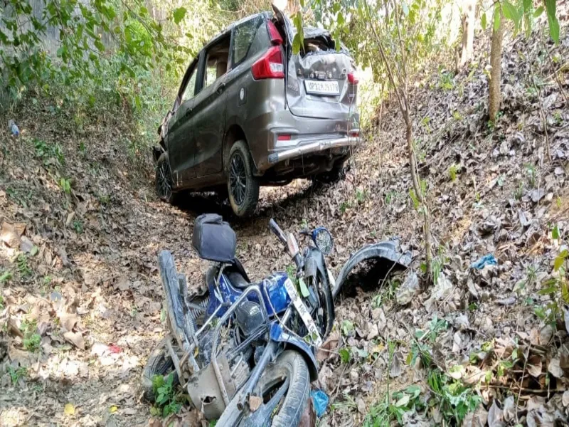 बाराबंकी: मोटरसाइकिल से टकराकर खाईं में गिरी कार , एक की मौत- छह घायल
