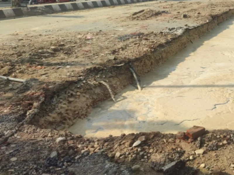 अयोध्या: निर्माणाधीन यूटिलिटी डक्ट में गिरा शख्स, स्थानीय लोगों ने निकाला
