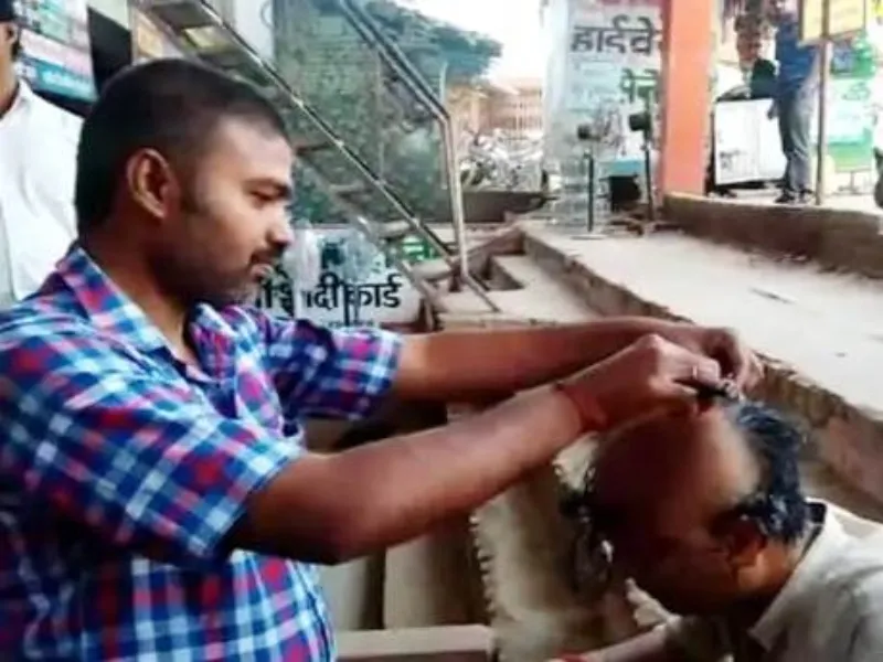 बांदा : BJP कार्यकर्ता ने मुंडवाया सिर, Ticket नहीं मिलने का जताया विरोध