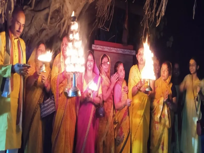 वाराणसी : गंगा सप्तमी पर मां गंगा का हुआ दुग्धाभिषेक, उतारी गई आरती