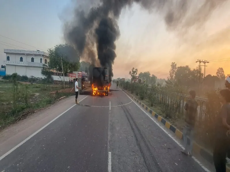 उन्नाव में ट्रक की टक्कर से डंपर बना आग का गोला, हाइवे पर लगा जाम