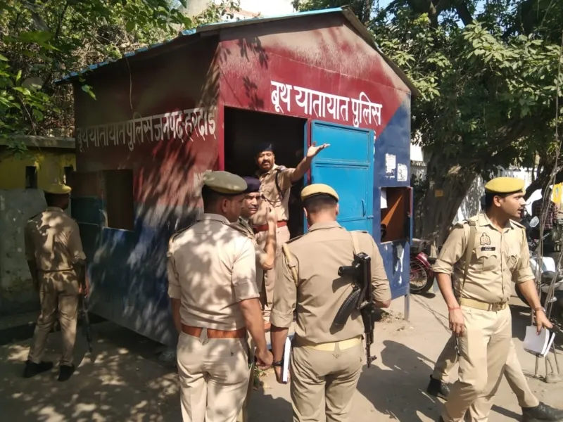 Hardoi Breaking News : ट्रैफिक कांस्टेबल ने पुलिस बूथ में किया Suicide, लटका मिला शव 