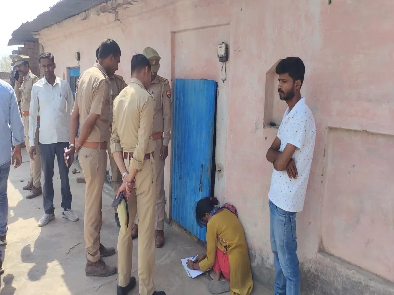 अयोध्या: मन्दिर में फंदे से लटका मिला युवक का शव, जांच में जुटी पुलिस