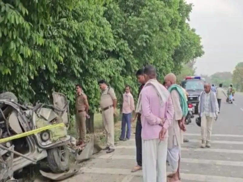 UP के श्रावस्ती में भीषण सड़क हादसा, पेड़ से टकराई इनोवा- 6 लोगों की मौत 