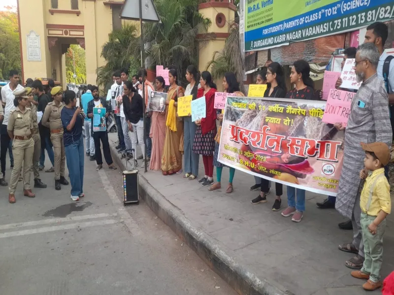 वाराणसी : नाबालिग दलित गैंगरेप पीड़िता को न्याय दिलाने के लिए बीएचयू गेट पर प्रदर्शन  