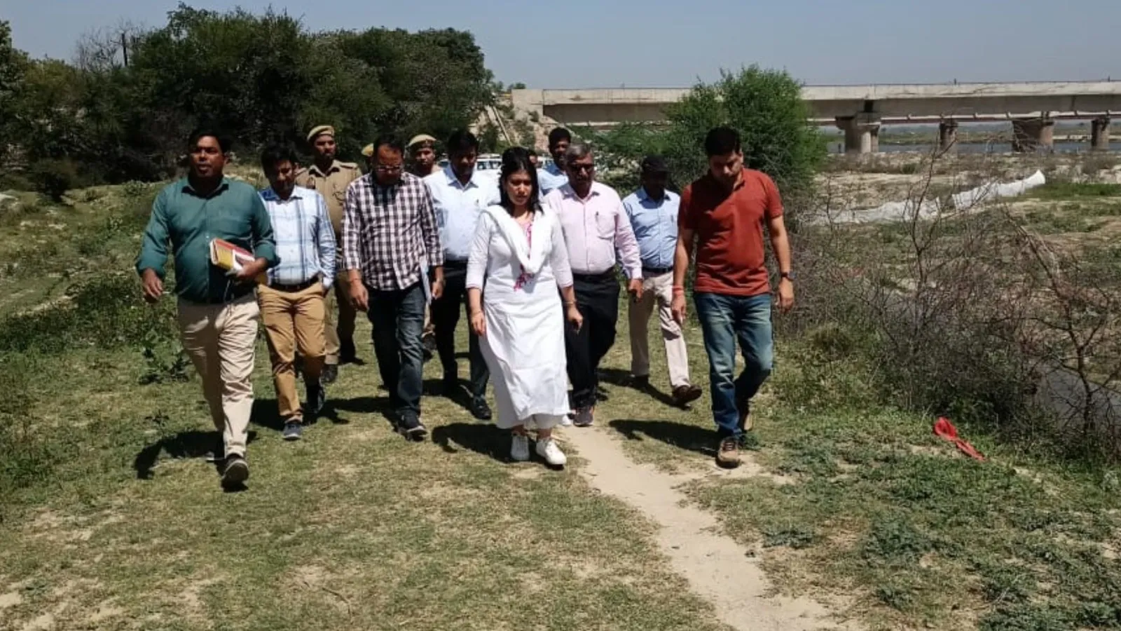 बरेली : मंडलायुक्त सौम्या अग्रवाल ने रामगंगा बैराज पर रिवर फ्रंट के लिए सम्भावित भूमि का किया निरीक्षण 