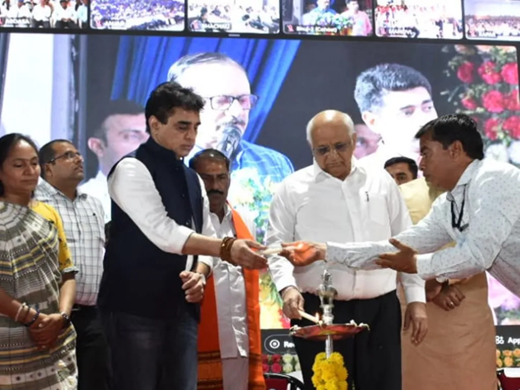 गुजरात: मुख्यमंत्री के कार्यक्रम में झपकी लेने पर भुज नगरपालिका के अधिकारी निलंबित 