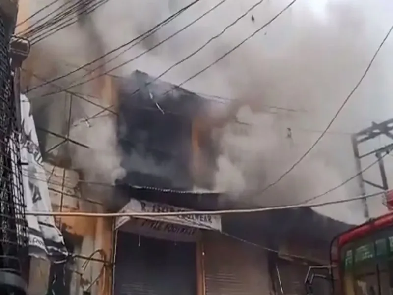 प्रयागराज: नेहरू कॉम्प्लेक्स में लगी आग, दमकल की कई गाड़ियां मौके पर मौजूद 