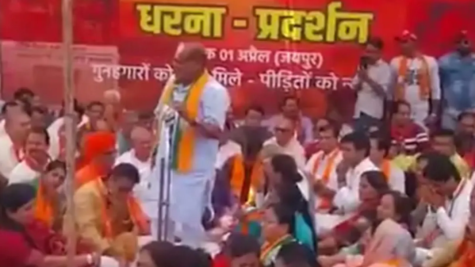 VIDEO : जयपुर ब्लास्ट पर BJP विधायक कालीचरण बोले- मौलाना अशोक गहलोत ने कोर्ट में ऐसे वकीलों को लगाया जिन्होंने सही से पैरवी नहीं की