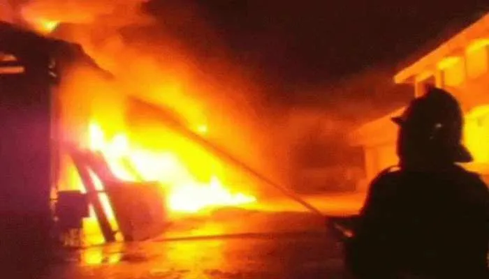 हल्द्वानी: देर रात गद्दों के शोरूम में आग लगने से हुआ लाखों का नुकसान 