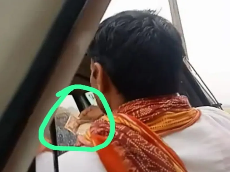 बहराइच में पुलिस कर्मी का लकड़ी ठेकेदार से रुपये लेते Video Viral  