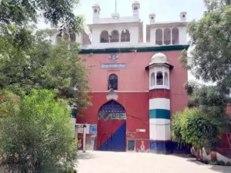 आगरा में पुलिस-प्रशासन ने जिला जेल की बैरकों में ली तलाशी 