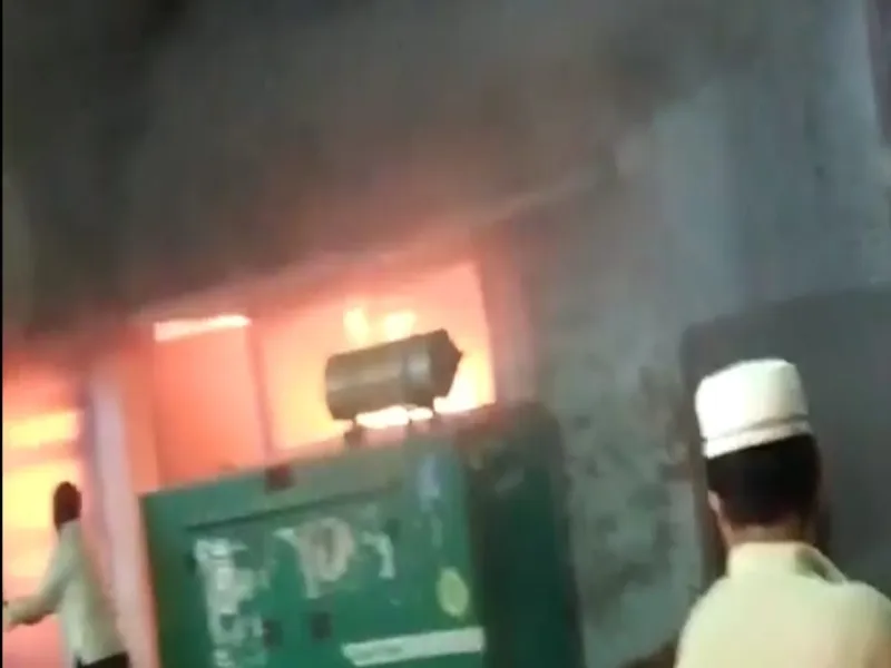 बहराइच में बीच शहर लांड्री में अज्ञात कारणों से लगी आग - देखें Video  