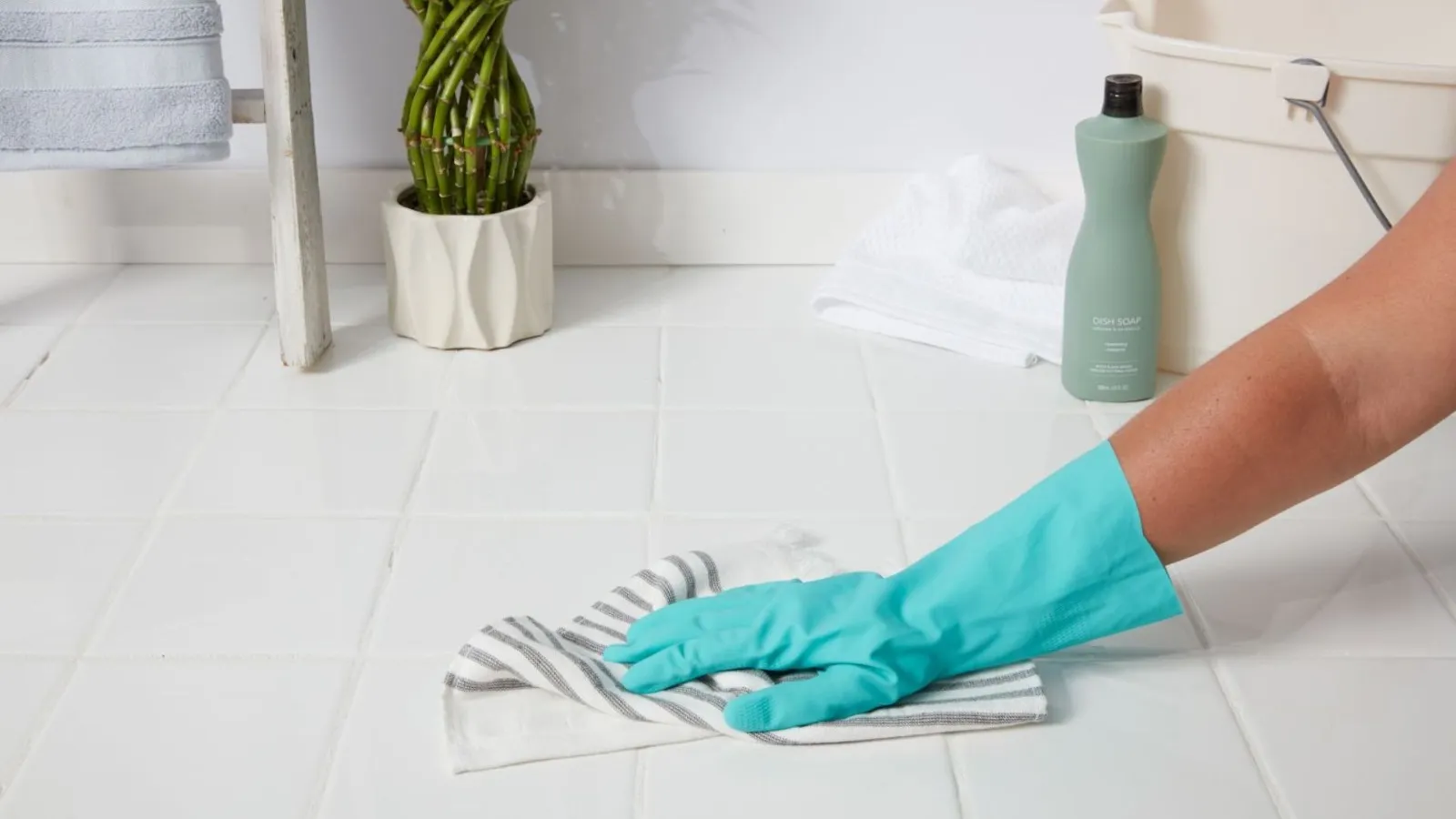 टाइल्स को चमकाने के लिए न करें इन चीजों का इस्तेमाल, महीने भर में Tiles हो जाएगी खुरदरी और खराब 