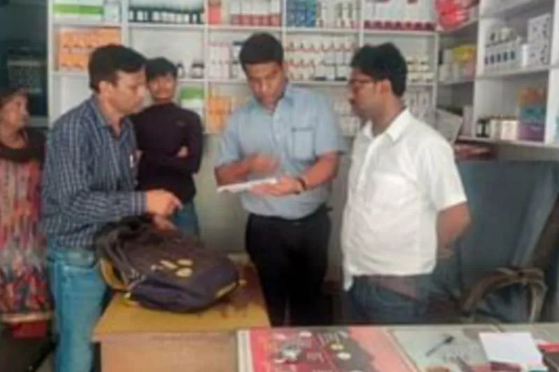 आगरा : न लाइसेंस, न रजिस्ट्रेशन फिर भी धड़ल्ले से चला रहा था मेडिकल स्टोर