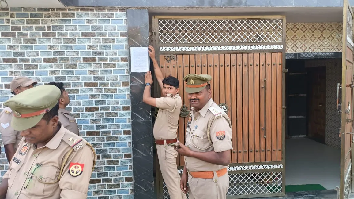 बहराइच : पुलिस ने दुष्कर्म के आरोपी के घर बजवाई डुगडुगी, कुर्की का चस्पा किया नोटिस, सरेंडर न करने पर हो सकती है कार्यवाई