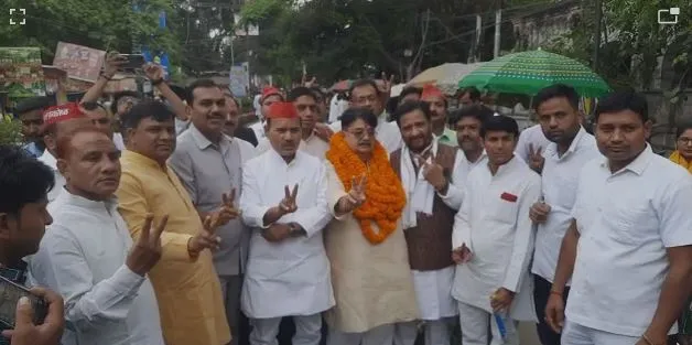 बरेलीः समाजवादी पार्टी से दोबारा पर्चा दाखिल करने पहुंचे संजीव सक्सेना