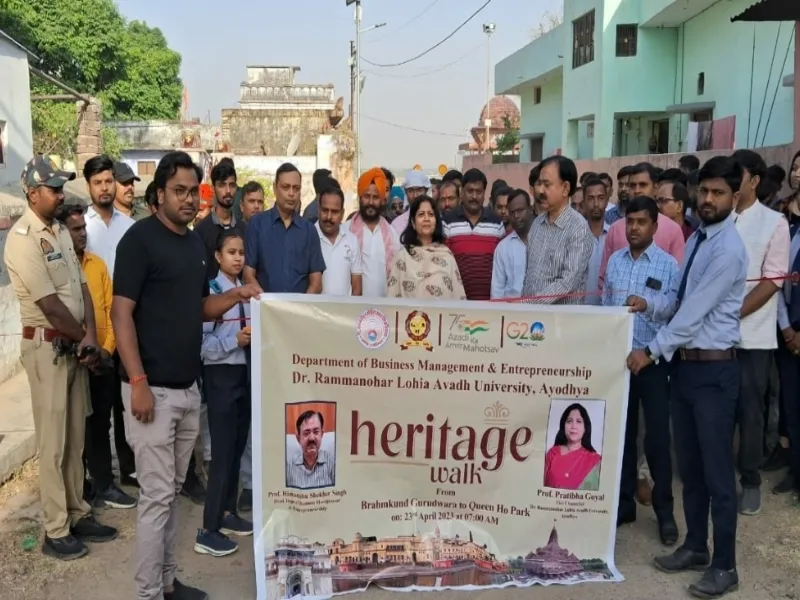 Heritage Walk In Ayodhya : प्राचीन विरासत से कराया रूबरू, शिक्षक और छात्र रहे मौजूद  