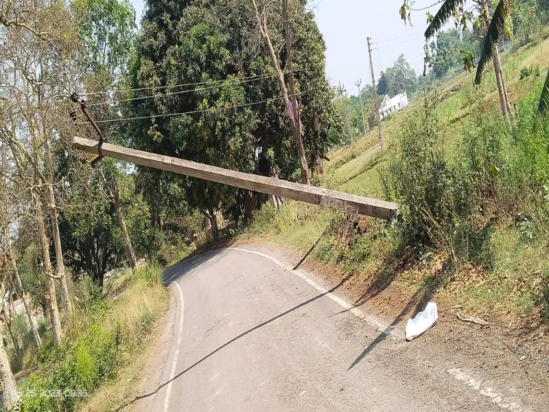 अयोध्या में तेज हवाओं के चलते चरमराई बिजली आपूर्ति व्यवस्था, कई जगह गिरे खम्बे