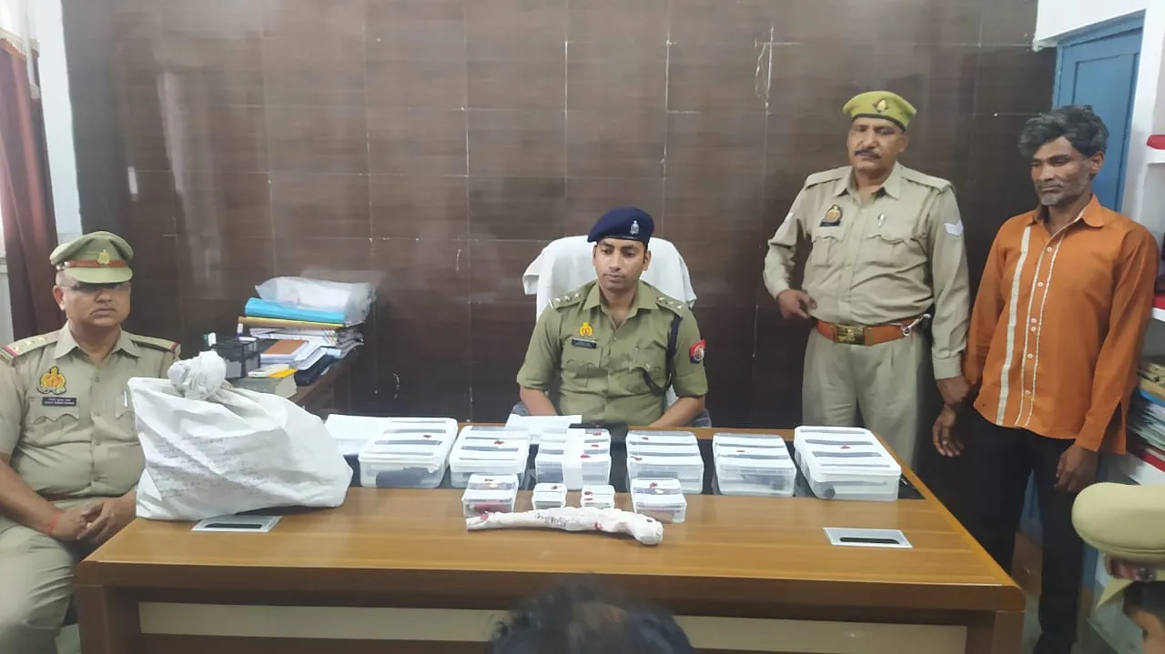 मेरठ: ईट भट्ठे के कार्यालय में पकड़ी अवैध हथियार बनाने की फैक्ट्री, भारी मात्रा में उपकरण बरामद