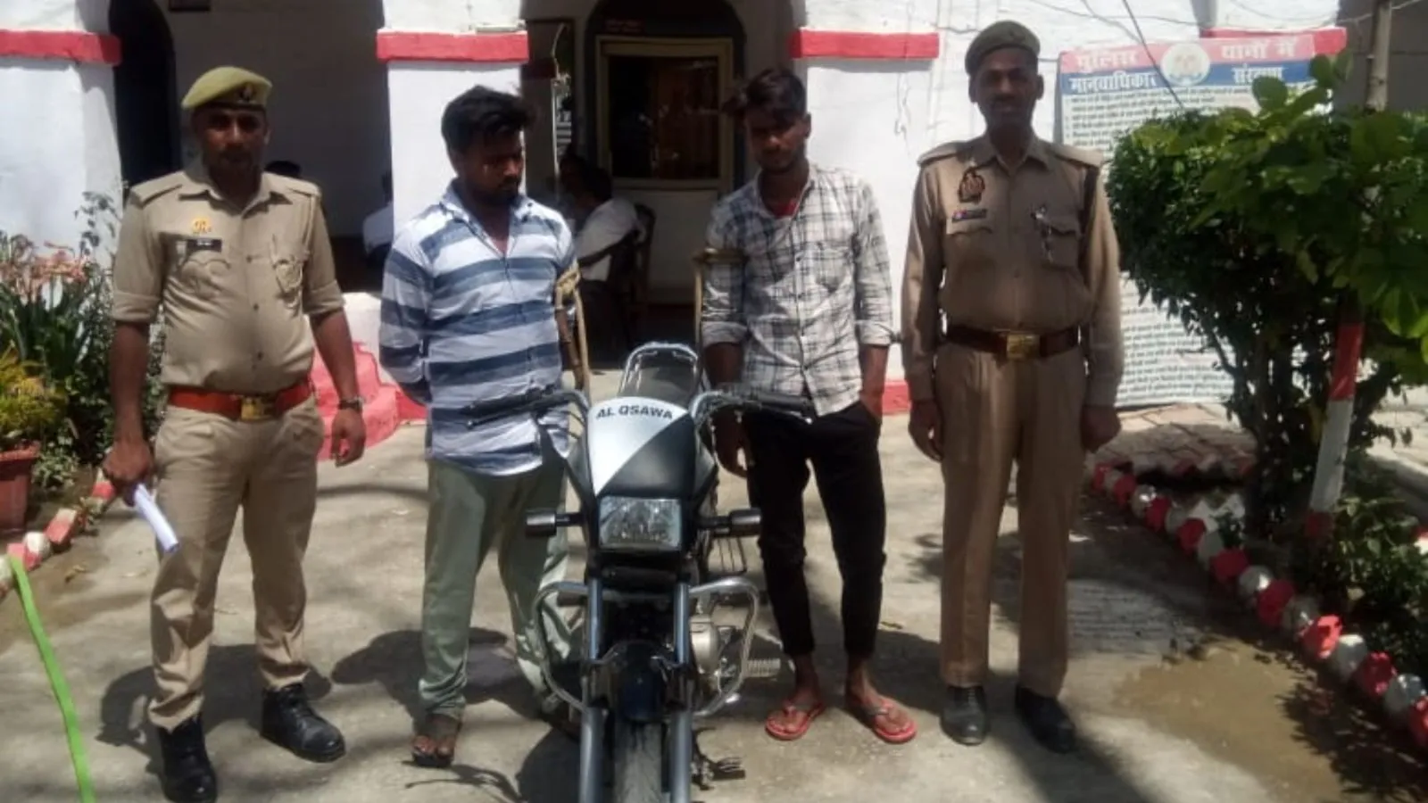 बरेली : चोरी की मोटरसाइकिल के साथ दो चोर चढ़े पुलिस के हत्थे