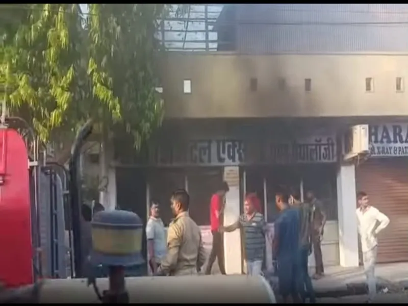 अयोध्या: पैथोलॉजी में शॉर्ट सर्किट से लगी आग, उपकरण और फर्नीचर जला 