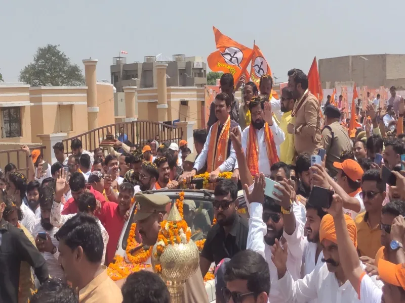 अयोध्या में रामलला दरबार पहुंचे एकनाथ शिंदे, खुली जिप्सी में लोगों का किया अभिवादन 