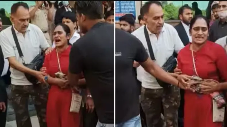 दिल्ली: साकेत कोर्ट के अंदर महिला को मारी गोली, हालत गंभीर