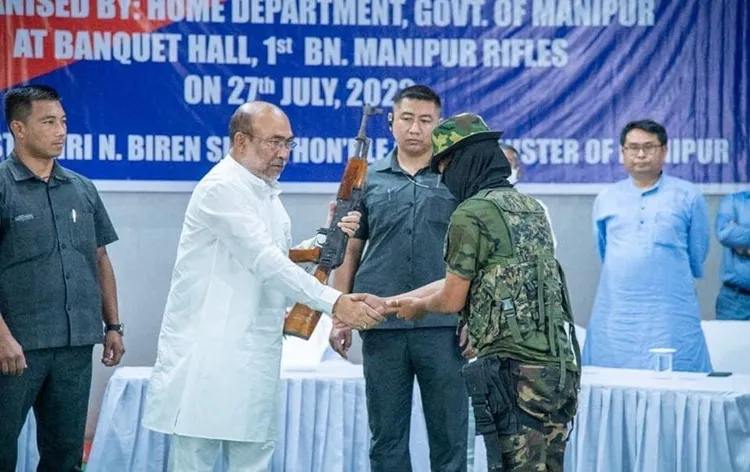 मणिपुर: मुख्यमंत्री के समक्ष किया 37 उग्रवादियों ने आत्मसमर्पण 