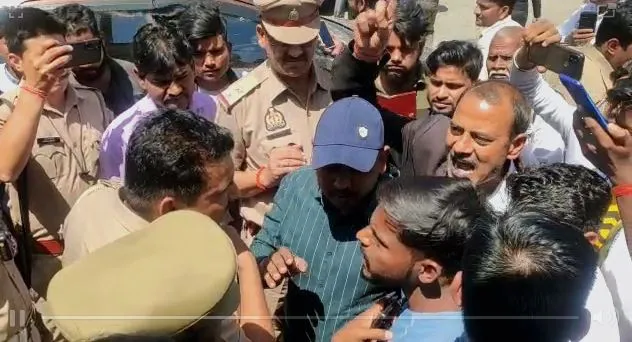 बदायूं: चालान के धमकी देकर रुपये मांगने के आरोप पर धरने पर बैठा युवक