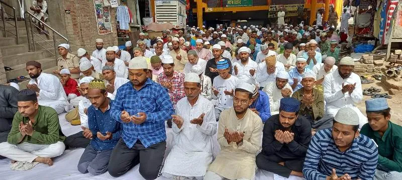 अयोध्या : जुमा-तुल-विदा की नमाज में हुईं अमनों-अमान की दुआएं, सुरक्षा रही कड़ी