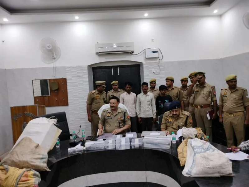 हरदोई पुलिस ने तीन शातिरों को किया गिरफ्तार, तमंचे और असलहा बनाने के औजार बरामद  