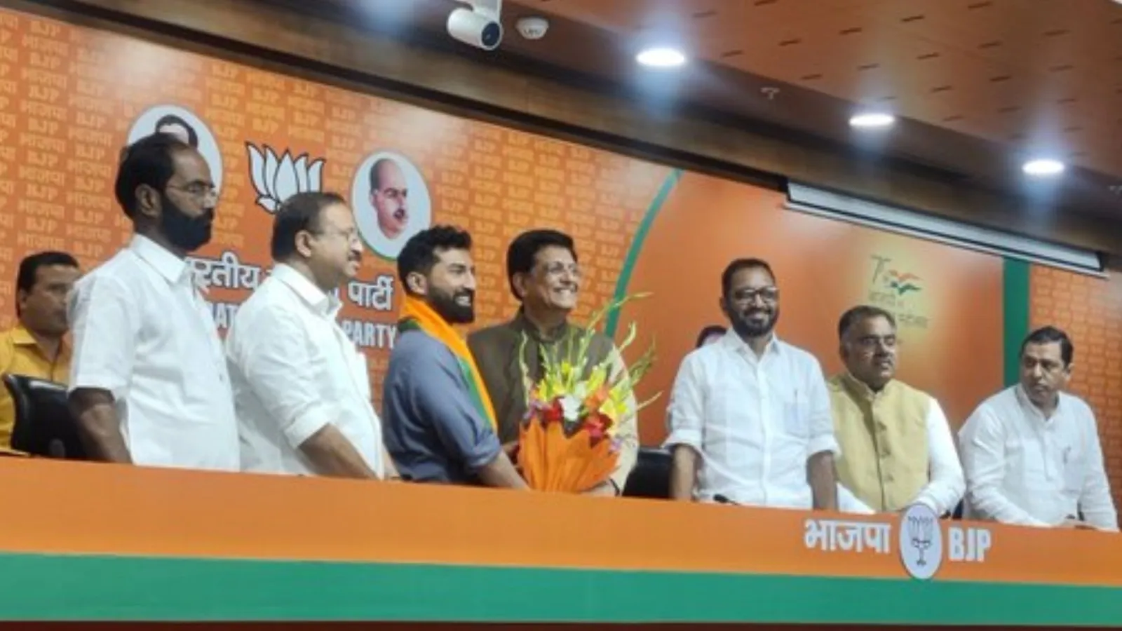 बीजेपी में शामिल हुए कांग्रेस के दिग्गज नेता एके एंटनी के बेटे अनिल एंटनी