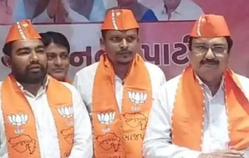 गुजरात: सूरत के दो आप पार्षद BJP में शामिल, एक को हटाया गया