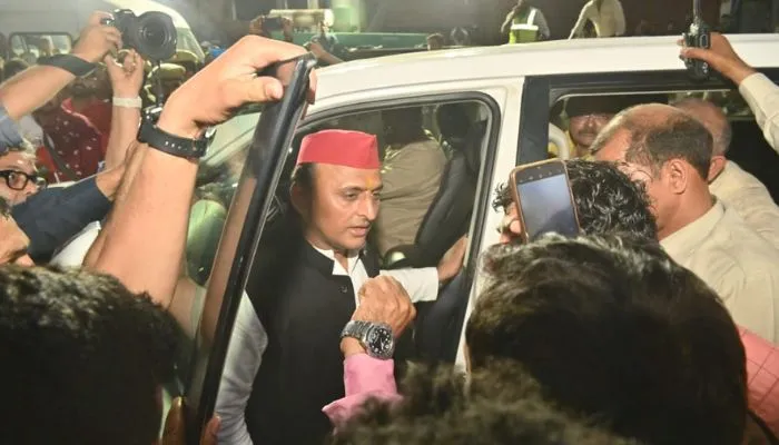 Kanpur Fire: पूर्व मुख्यमंत्री Akhilesh Yadav घटनास्थल पर पहुंचें, बोले- बीजेपी सरकार व्यापारियों का कर रही उत्पीड़न