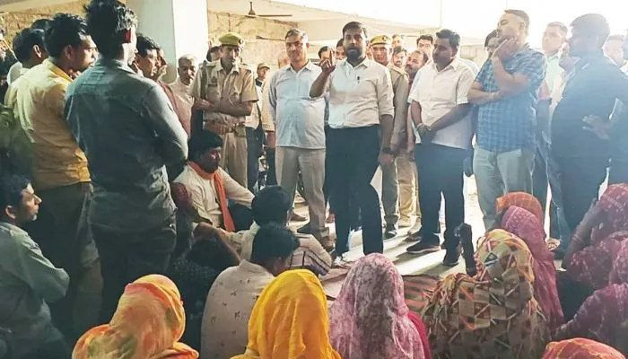 Etawah News : सफाई कर्मचारियों की हड़ताल जारी, नहीं निकला कोई समाधान, अधिकारी भी बिना वेतन नही करा सके खत्म