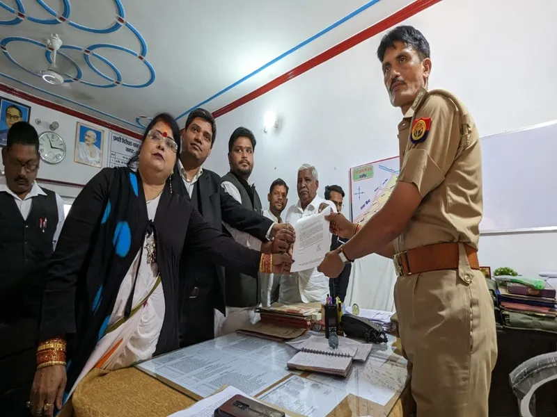 अयोध्या: सोनिया, प्रियंका ही नहीं पूरी नारी जाति का अपमान, कांग्रेस ने दी परमहंस दास के खिलाफ तहरीर