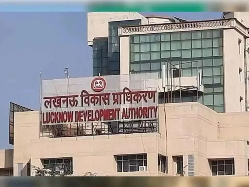 लखनऊ: पांच निर्माणाधीन व्यवसायिक भवन सील, जोन-1,4 व 5 में पुलिस बल के साथ की गई कार्रवाई